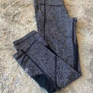 Lululemon cropped leggings Size 2. Black/White pattern. great condition.